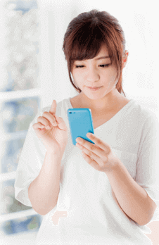 スマホでお金を借りる申込みをする女の子