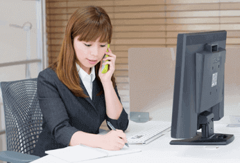 カードローンの受け付けをする女性