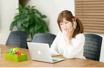 申込準備をする女性